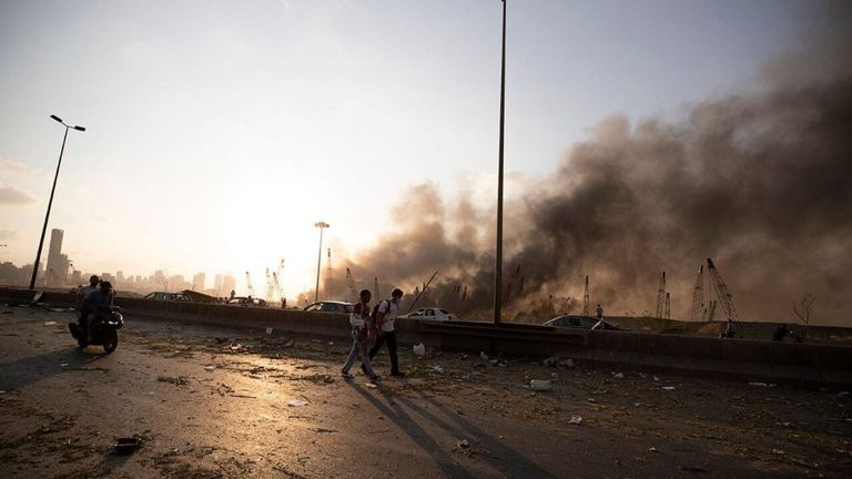 ركام في شوارع العاصمة اللبنانية نتيجة انفجار مرفأ بيروت المروع سحابة من الدخان الأسود تنتشر في سماء بيروت بعد الانفجار