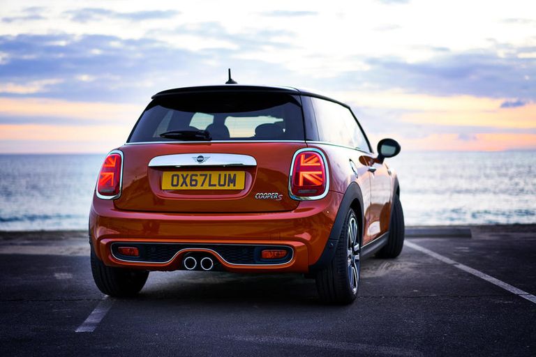 أستون مارتن DBS Superleggera