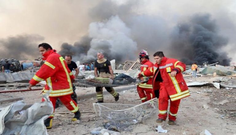 رجال الحماية المدنية خلال إنقاذ أحد ضحايا انفجار لبنان - رويترز