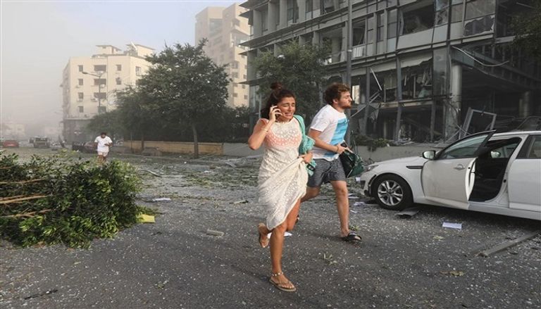 لبنانيون يركضون في شوارع بيروت عقب الانفجار الضخم الذي ضرب المرفأ