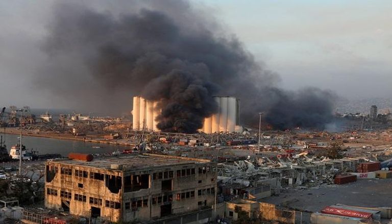 الدخان يتصاعد من مرفأ لبنان عقب انفجار  ضخم - رويترز 