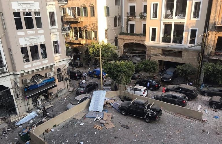 فريق إسعاف في موقع انفجار مرفأ بيروت