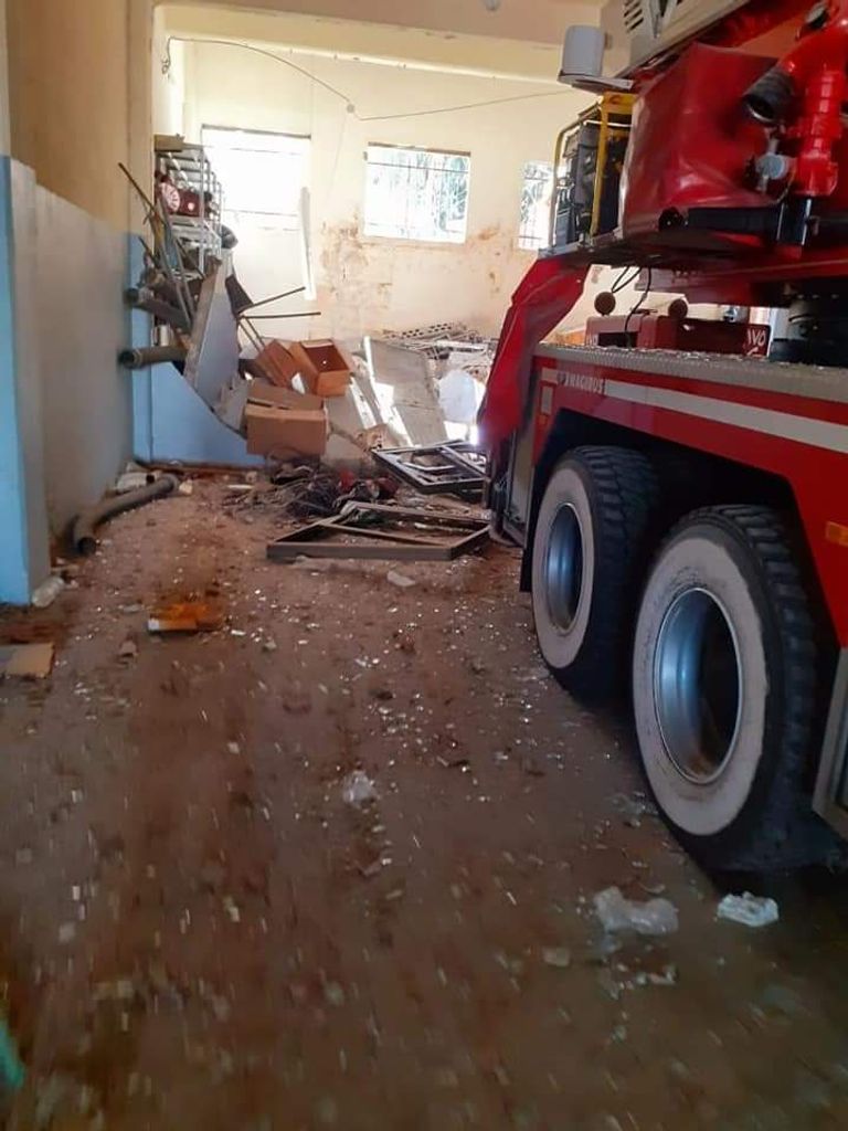 سيارة إطفاء في موقع تأثر بانفجار مرفأ بيروت