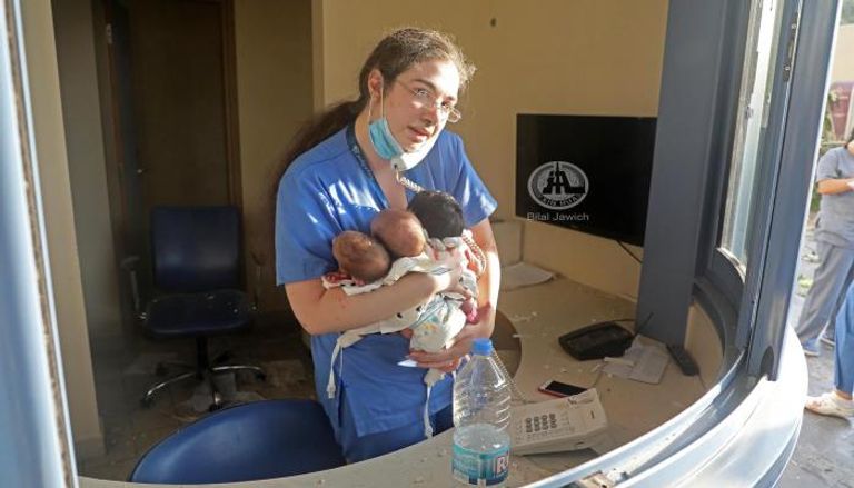ممرضة تحتضن 3 من الأطفال حديثي الولادة