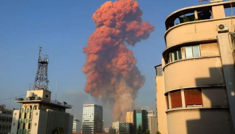 سحب الدخان تتصاعد من مرفأ بيروت بعد الانفجار