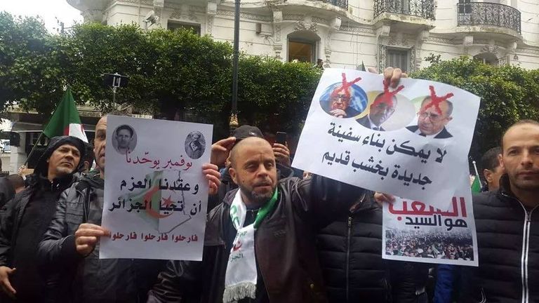 مطالب التغيير الجذري في حراك الجزائريين شاب جزائري مشارك في إحدى المظاهرات المطالبة بالتغيير - أرشيفية