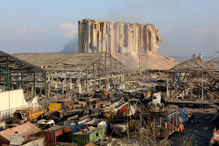 آثار مدمرة لانفجار مرفأ بيروت- رويترز الرئيس اللبناني ميشيل عون في موقع الانفجار - رويترز