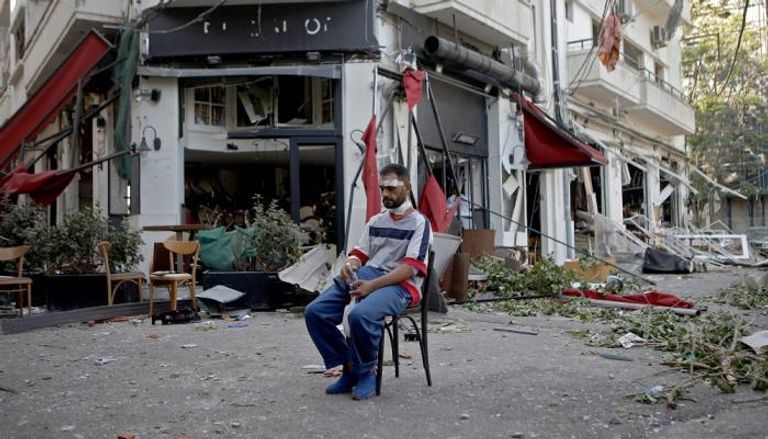 لبناني يجلس وسط الشارع عقب التفجير