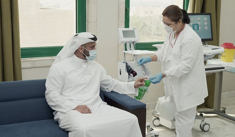 رئيس دائرة الصحة في أبوظبي يتلقى الجرعة الثانية من لقاح 