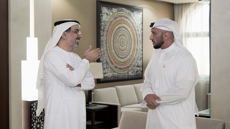 رئيس دائرة الصحة في أبوظبي يتلقى الجرعة الثانية من لقاح 