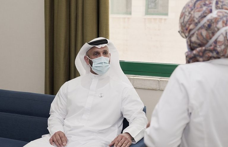 رئيس دائرة الصحة في أبوظبي يتلقى الجرعة الثانية من لقاح 