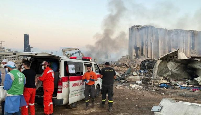 فريق إسعاف في موقع انفجار مرفأ بيروت