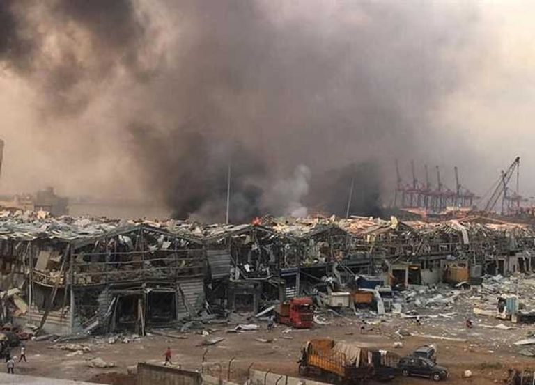 الدخان الأحمر يتصاعد في سماء بيروت