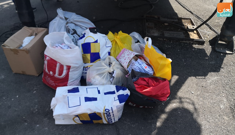 شباب يزيلون الزجاج المتناثر في شوارع بيروت