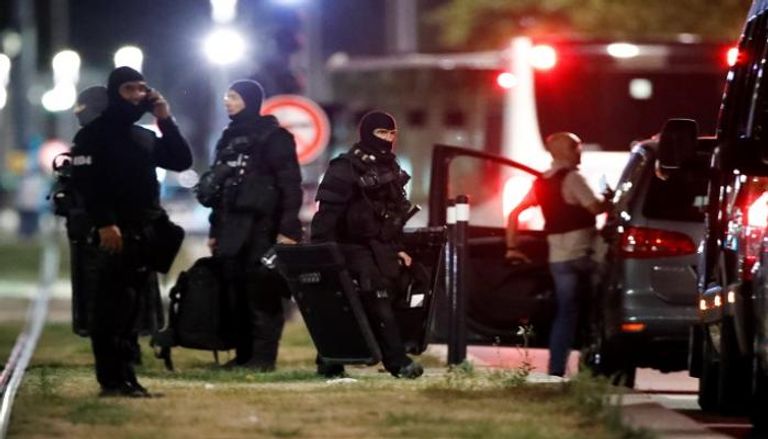 الشرطة الفرنسية خارج البنك أثناء عملية احتجاز الرهائن - رويترز 