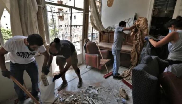 متطوعون يشاركون بأعمال التنظيف داخل مبنى في بيروت