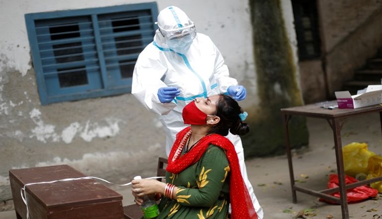 أشخاص يرتدون كمامات للوقاية من عدوى كورونا في الصين