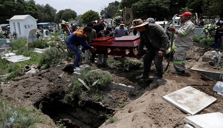 أشخاص يرتدون كمامات للوقاية من عدوى كورونا في الصين