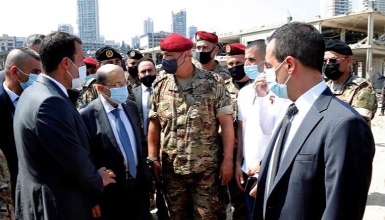 الرئيس اللبناني ميشيل عون في موقع الانفجار - رويترز