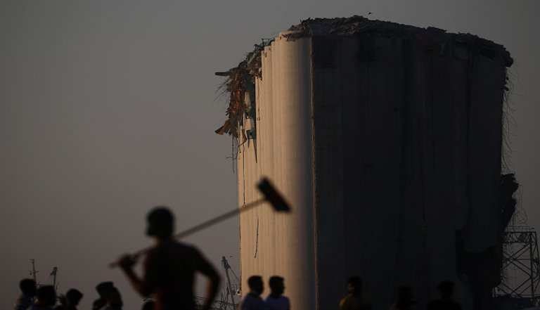 البحث عن الناجين وسط الركام بمرفأ بيروت