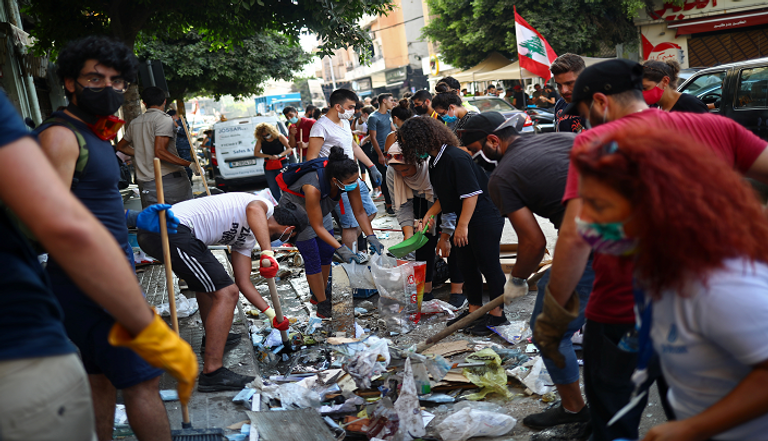 البحث عن الناجين وسط الركام بمرفأ بيروت