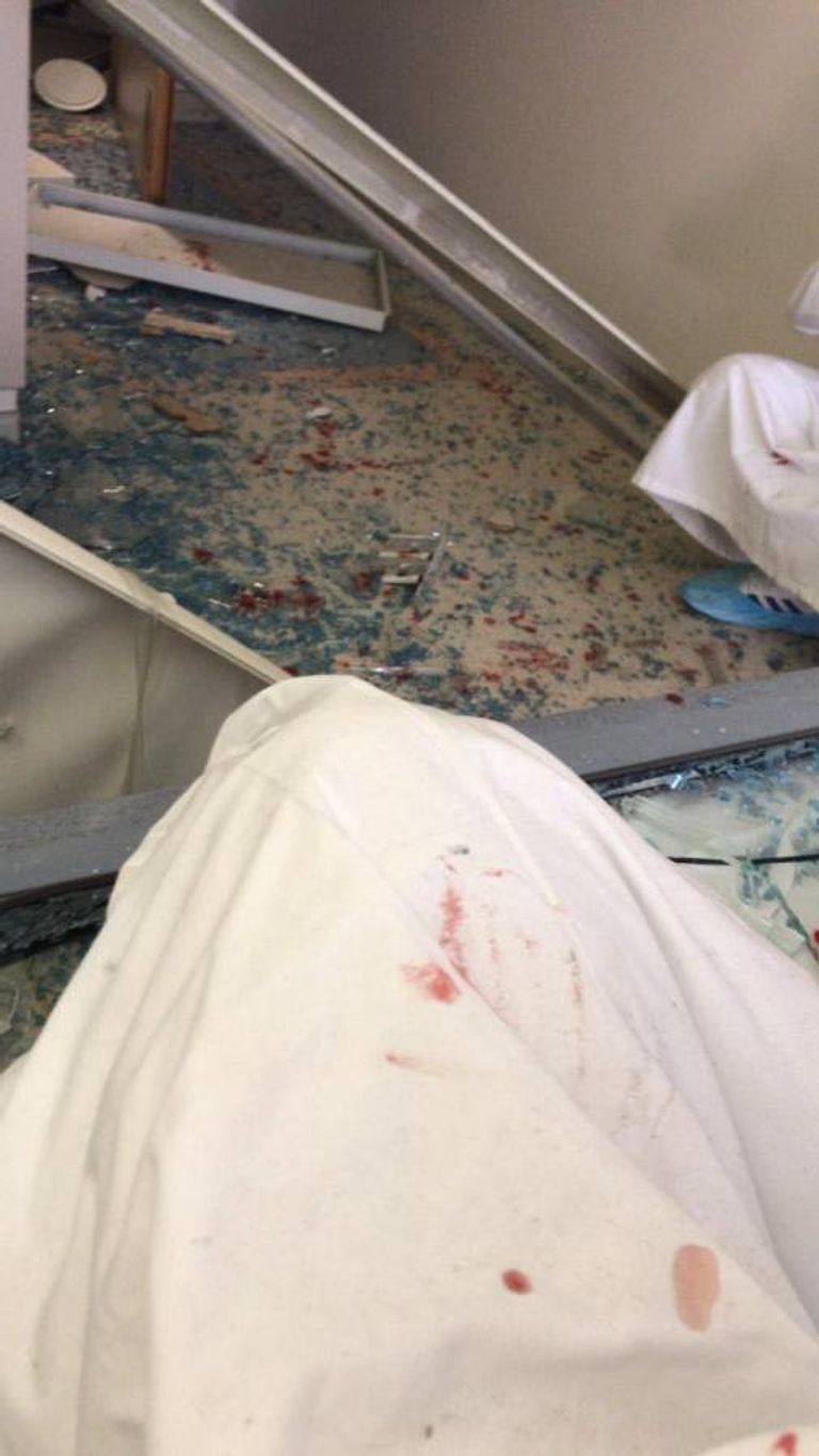 مكان ولادة الطفل اللبناني نبيل، عقب تدميره بسبب انفجار مرفأ بيروت جاد صوايا يحتضن ابنه