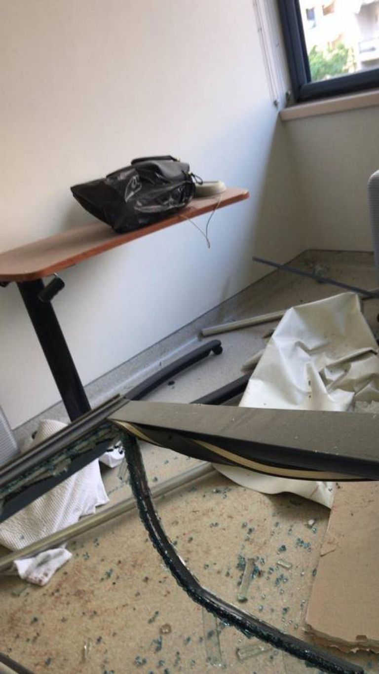 مكان ولادة الطفل اللبناني نبيل، عقب تدميره بسبب انفجار مرفأ بيروت جاد صوايا يحتضن ابنه