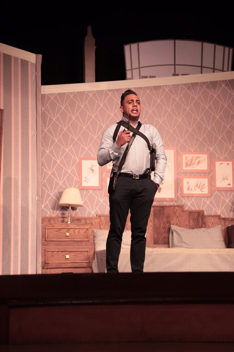 علي ربيع وأوس أوس في مشهد من المسرحية الجديدة