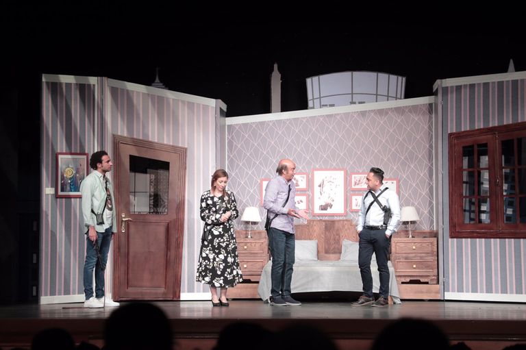 علي ربيع وأوس أوس في مشهد من المسرحية الجديدة