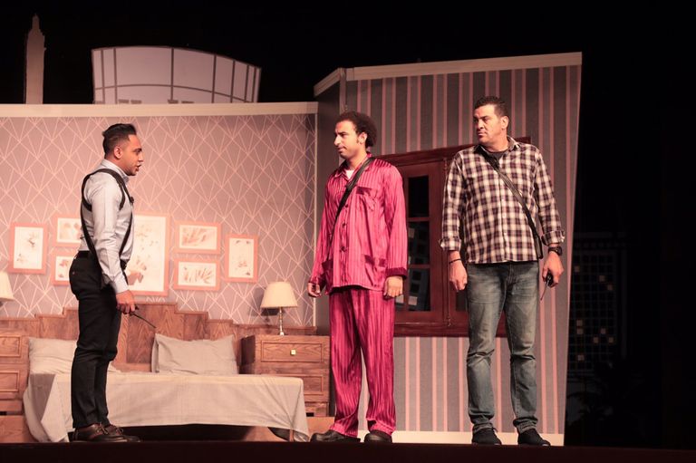 علي ربيع وأوس أوس في مشهد من المسرحية الجديدة