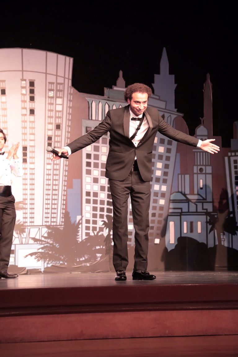 علي ربيع وأوس أوس في مشهد من المسرحية الجديدة