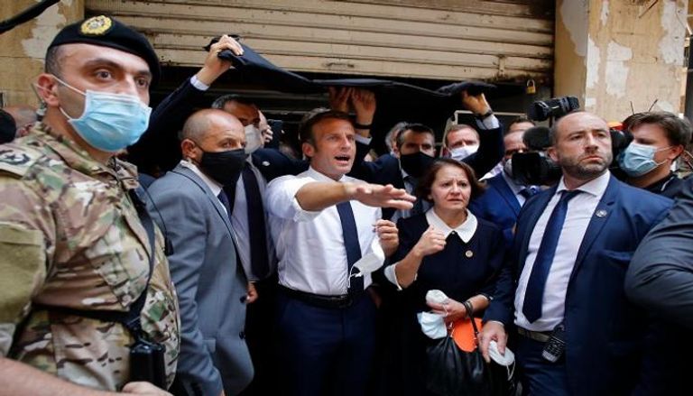 الرئيس الفرنسي إيمانويل ماكرون وسط حشود اللبنانيين في أحد شوارع بيروت