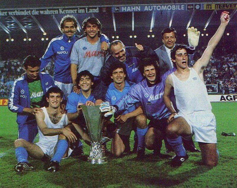 مارادونا بطل اليويفا كاب مع نابولي مارادونا لعب لنابولي وبرشلونة خلال مسيرته الكروية