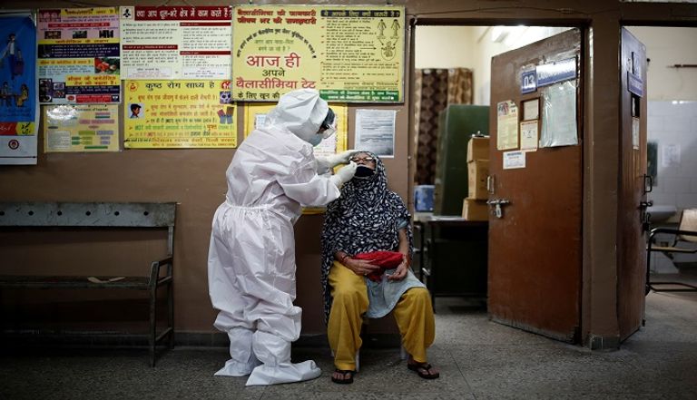 أشخاص يرتدون كمامات للوقاية من عدوى كورونا في بلجيكا