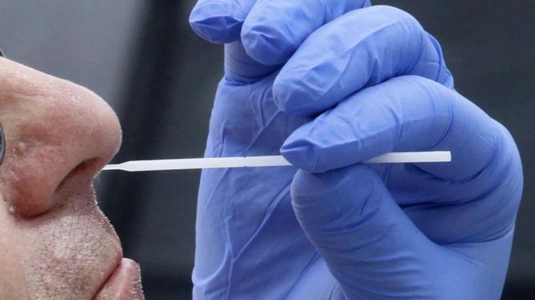 أشخاص يرتدون كمامات للوقاية من عدوى كورونا في بلجيكا