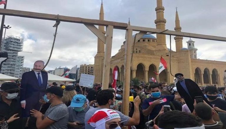 لبنانيون يعلقون المشانق لزعمائهم في بيروت