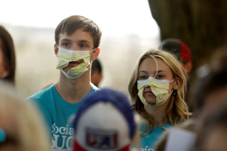 ارتداء كمامة مقطوعة - تعبيرية  لا بد من اختبار كفاءة الكمامة لتكون في أمان حقيقي