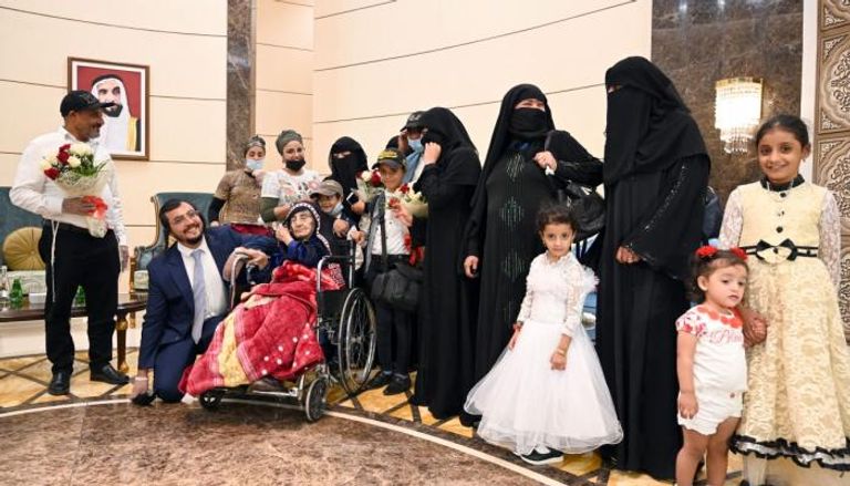 العائلة اليمنية اليهودية في صورة جماعية بعد فراق 15 عاما