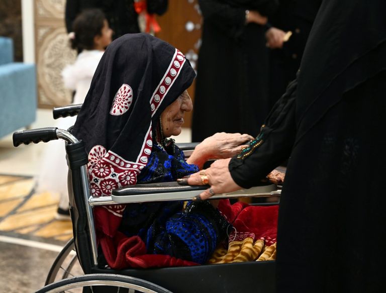 العائلة اليمنية اليهودية في صورة جماعية بعد فراق 15 عاما