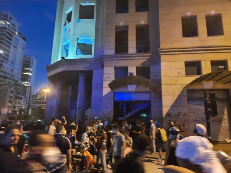 متظاهرون لبنانيون قبل اقتحام مبنى جمعية المصارف متظاهرون لبنانيون أمام مبنى جمعية المصارف قبل اقتحامه
