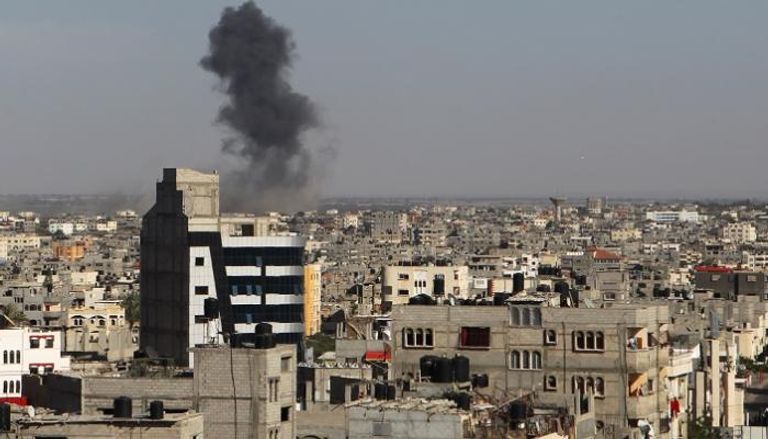 أعمدة الدخان تتصاعد جراء قصف سابق على غزة