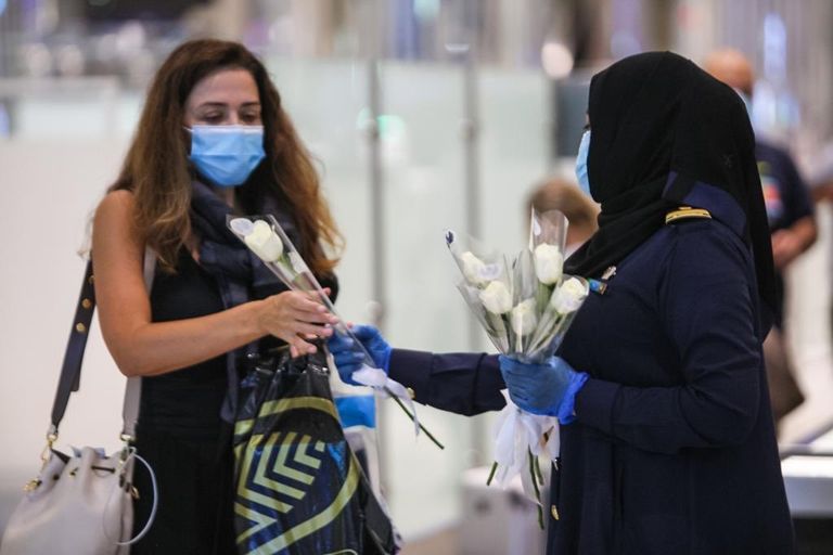مطار دبي يستقبل اللبنانيين بالورود
