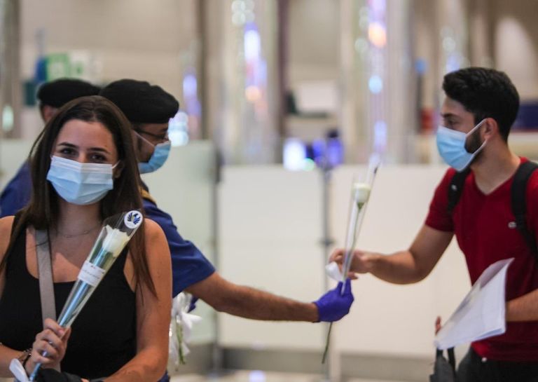 مطار دبي يستقبل اللبنانيين بالورود