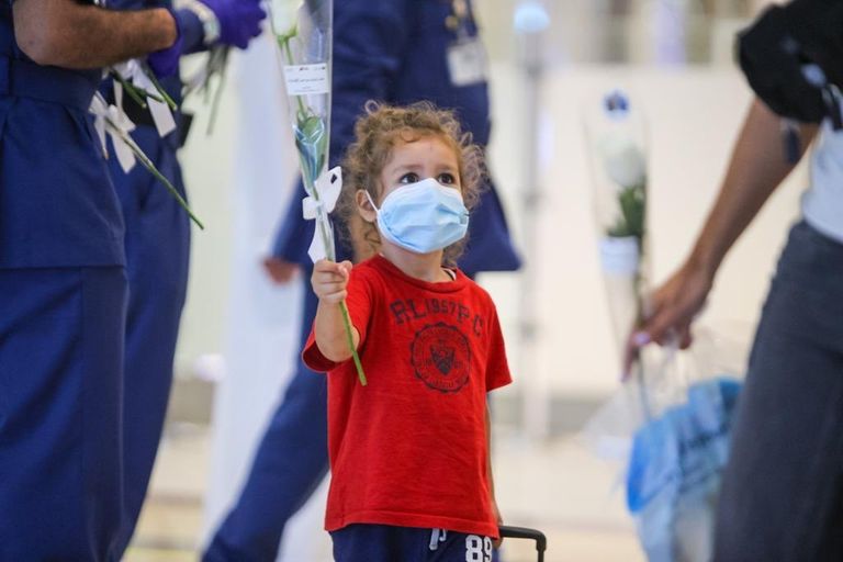 مطار دبي يستقبل اللبنانيين بالورود
