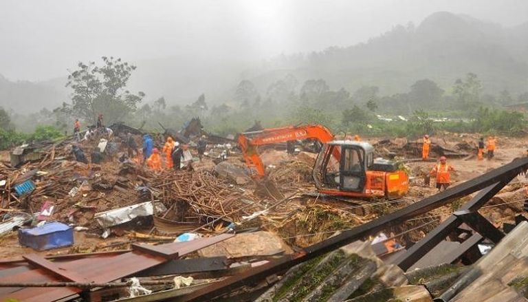 عمال الإنقاذ يبحثون عن ناجين في موقع انهيار أرضي بالهند