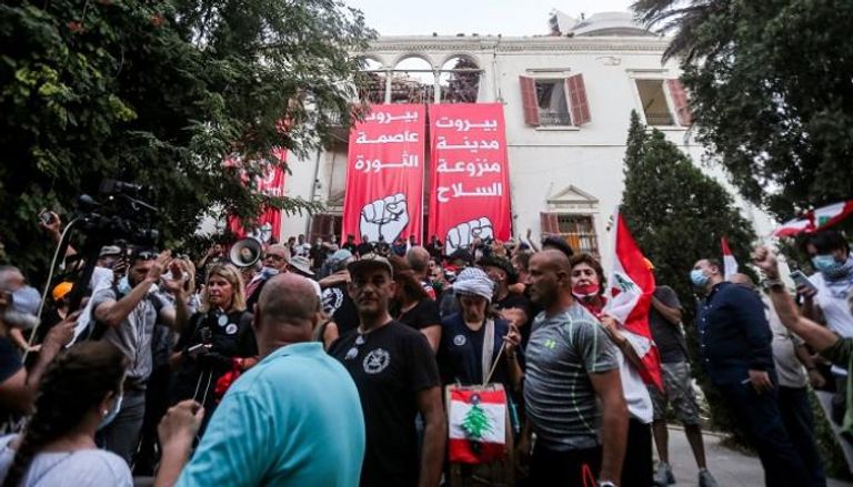 المتظاهرون بعد اقتحام مقر وزارة الخارجية اللبنانية