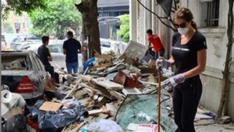 مايا دياب تشارك في تنظيف شوارع بيروت