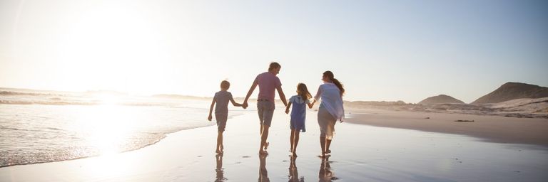 ذهاب العائلة إلى المصيف - تعبيرية