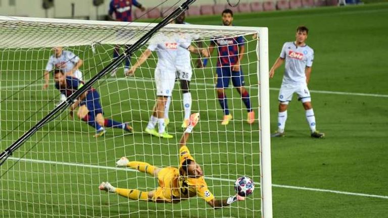 ليونيل ميسي نجم برشلونة سجل هدفا مميزا أمام نابولي في دوري أبطال أوروبا ليونيل ميسي نجم برشلونة وليفاندوفسكي مهاجم بايرن ميونيخ