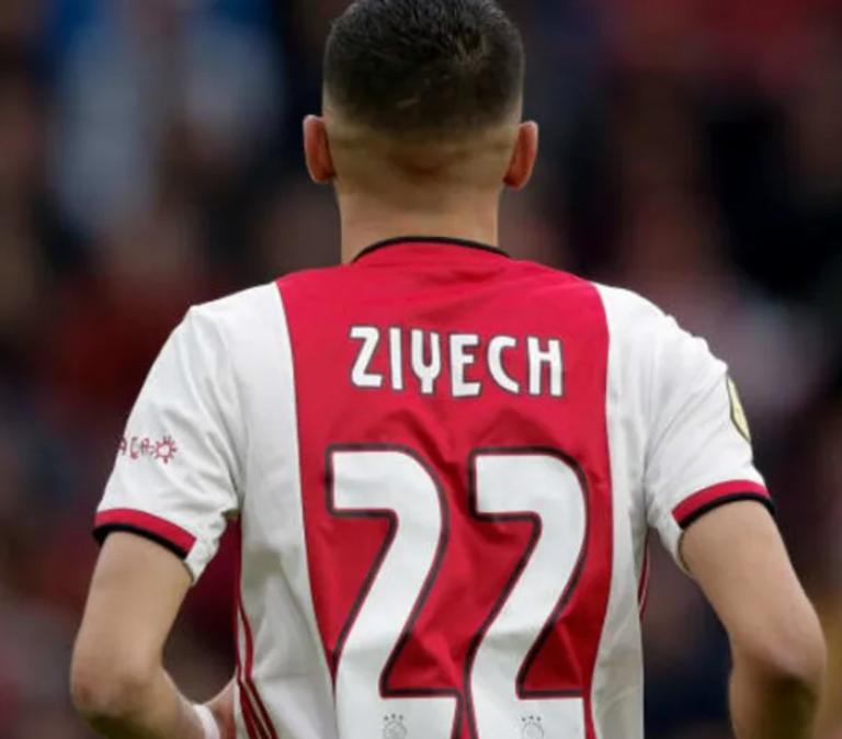 حكيم زياش بقميص فريقه السابق أياكس أمستردام المغربي حكيم زياش نجم تشيلسي الجديد